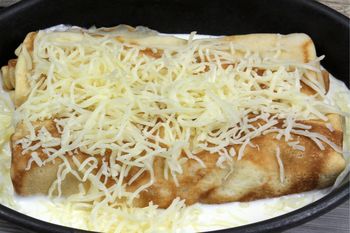 Nie żałuj farszu i zapiecz pod kremowym sosem. Jednym naleśnikiem najesz się do syta