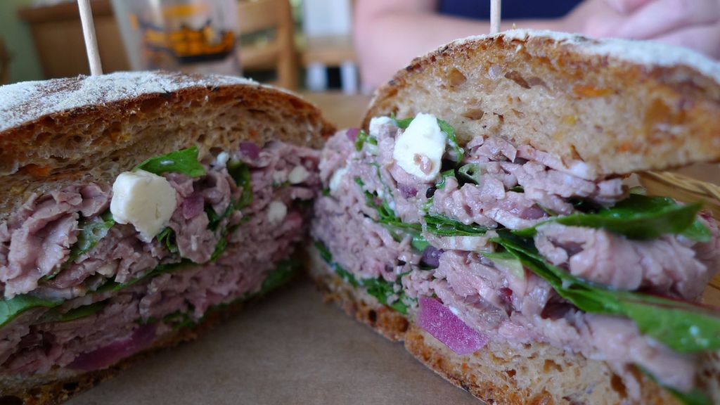 Surowe steki wołowe z rozdrobnionego mięsa (uformowane i cienko pokrojone)