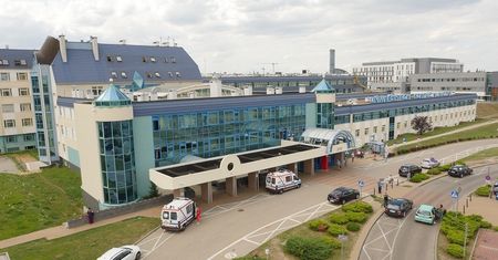 Koronawirus w Polsce. Uniwersytecki Szpital Kliniczny szczepi przeciwko grypie. Akcja skierowana dla pracowników