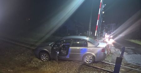 Niebezpieczny incydent na torowisku w Gostyninie. 29-latek wjechał autem na tory – interweniowała policja i PKP