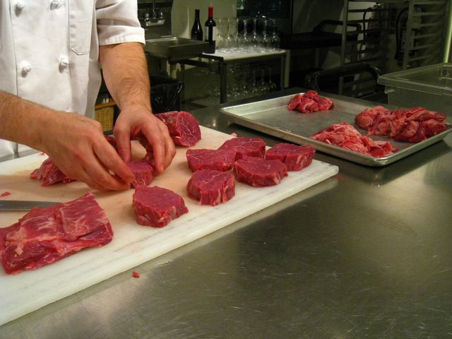 Surowe steki z polędwiczki wołowej bez kości (mięso i tłuszcz, II klasa mięsa)