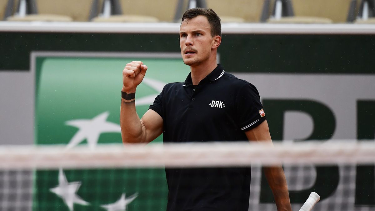 PAP/EPA / JULIEN DE ROSA / Na zdjęciu: Marton Fucsovics