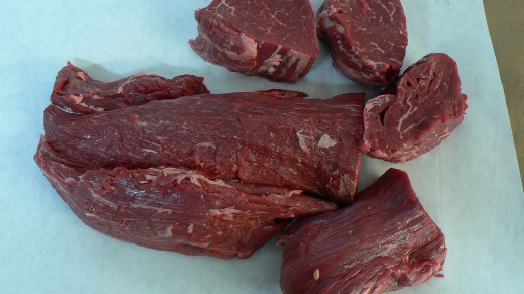 Surowe steki z polędwiczki wołowej bez kości (mięso i tłuszcz, III klasa mięsa)
