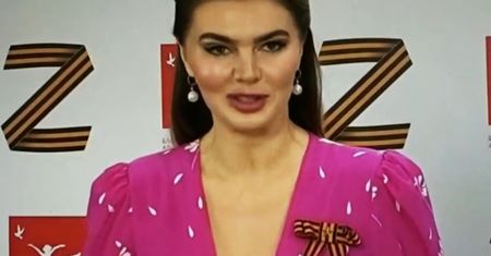 Kochanka Putina stanęła przed kamerami. Różowa sukienka, a przy niej symbol inwazji