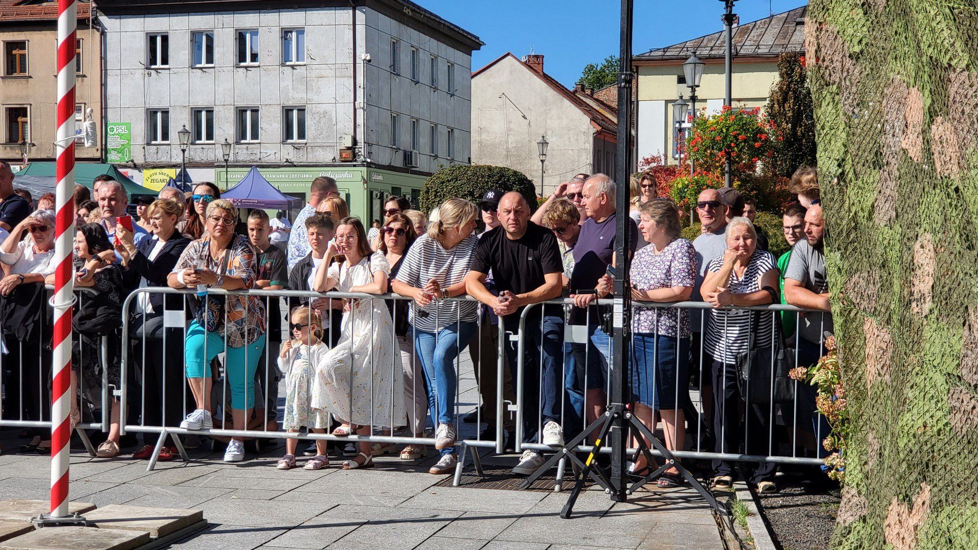 Wadowice, 20 września 2025. Na rynku stanęły pododdziały 11. Małopolskiej Brygady Obrony Terytorialnej im. gen. Leopolda Okulickiego. Kilkudziesięciu jej żołnierzy ukończyło właśnie szesnastodniowe szkolenie podstawowe i miało złożyć tradycyjną przysięgę. Towarzyszyło im 17 nowych żołnierzy z 13. Śląskiej Brygady Obrony Terytorialnej im. ppłk. Tadeusza Puszczyńskiego