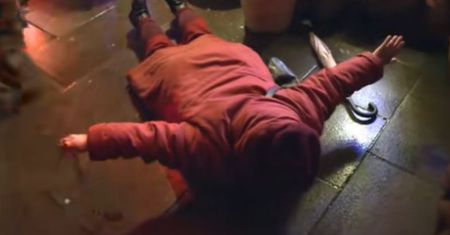Kobieta położyła się krzyżem przed warszawską restauracją. "Piekło istnieje!"