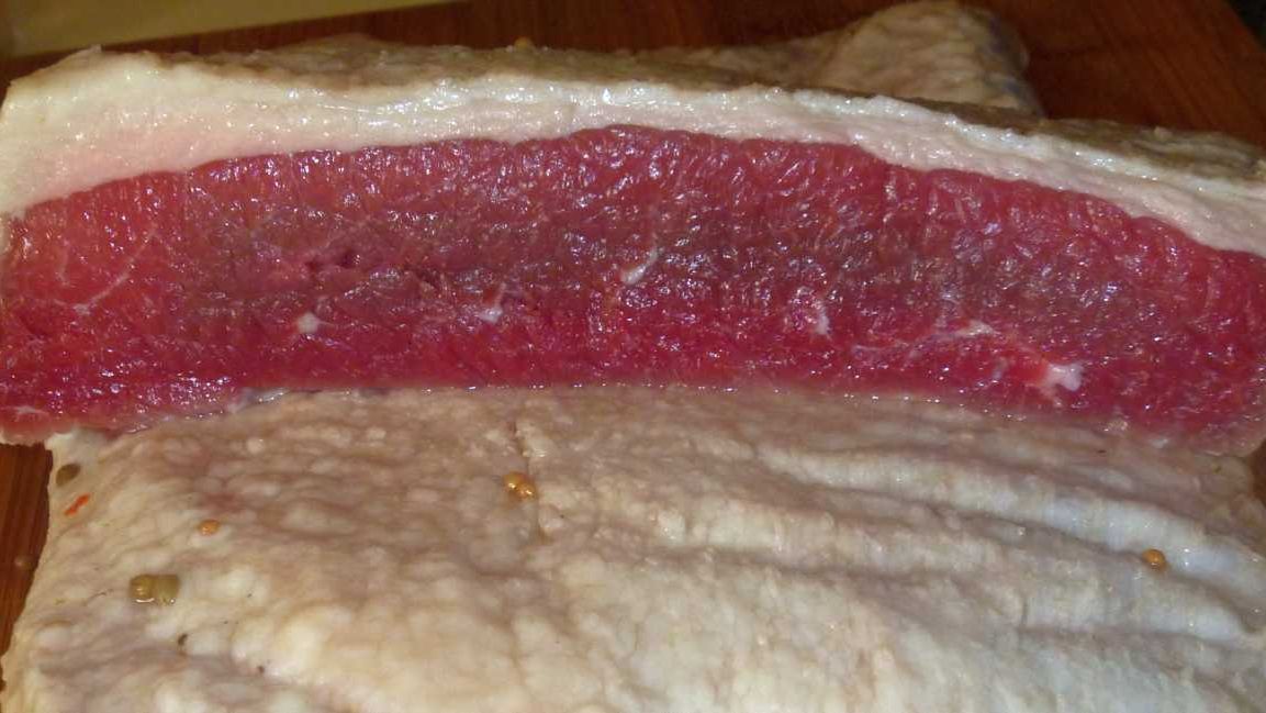 Surowy peklowany mostek wołowy