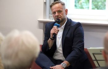 Jacek Jaszczyk, grudziądzanin piszący wiersze,  spotkał się ze swoimi czytelnikami w bibliotece w Grudziądzu. Mamy zdjęcia