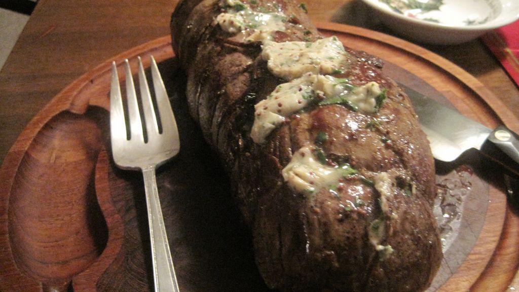 Pieczona polędwiczka wołowa bez kości (mięso i tłuszcz, III klasa mięsa)