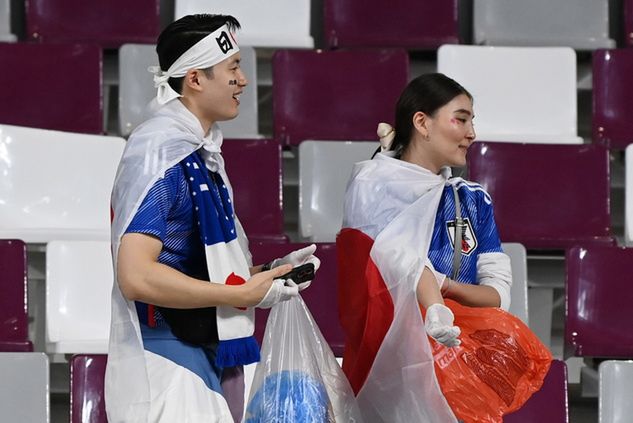 Japońscy kibice po meczu Japonia - Hiszpania / fot. PAP/EPA/Neil Hall