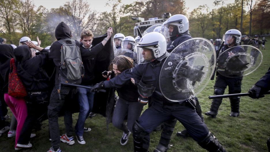 olicja rozpędziła tłum imprezowiczów