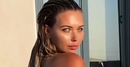 Sandra Kubicka wygina się w basenie. Trudno oderwać wzrok