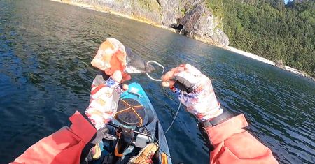 Ogromny halibut złapany przez wędkarza na kajaku na Alasce