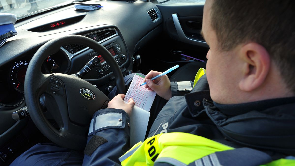 Mandat
Szczecin, 17.01.2017. Policjant wypisuje mandat w Szczecinie, 17 bm. (mb/nlat) PAP/Marcin Bielecki
Marcin Bielecki
drogowe, drog�wka, kara, kierowca, kodeks drogowy, mandat, policja, policjant, prawo jazdy, przepisy, radar, samoch�d, wypisywanie mandatu