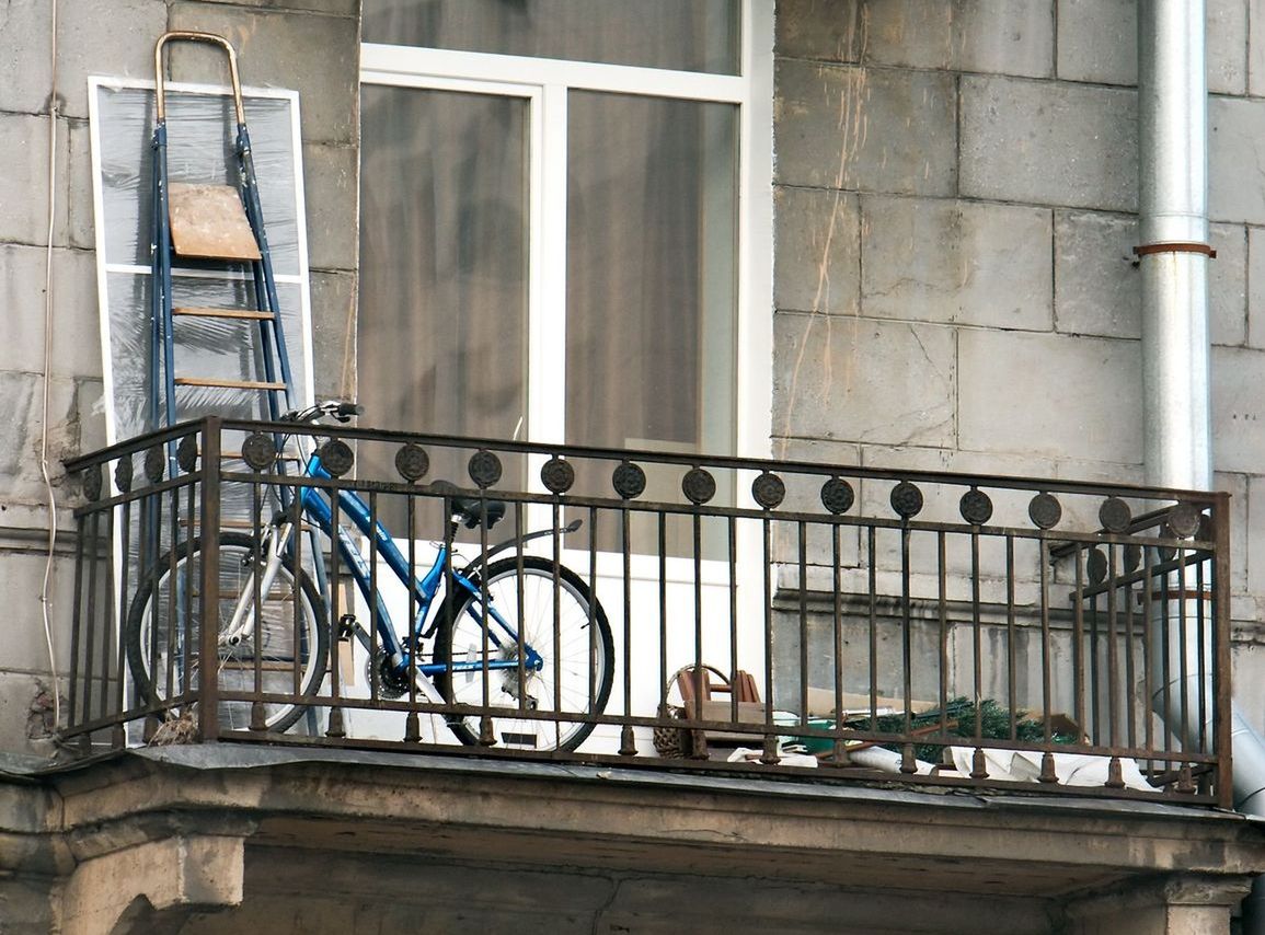 Rower, worek cementu i 20l żwirku dla kota. Tak Polacy "aranżują" swoje balkony