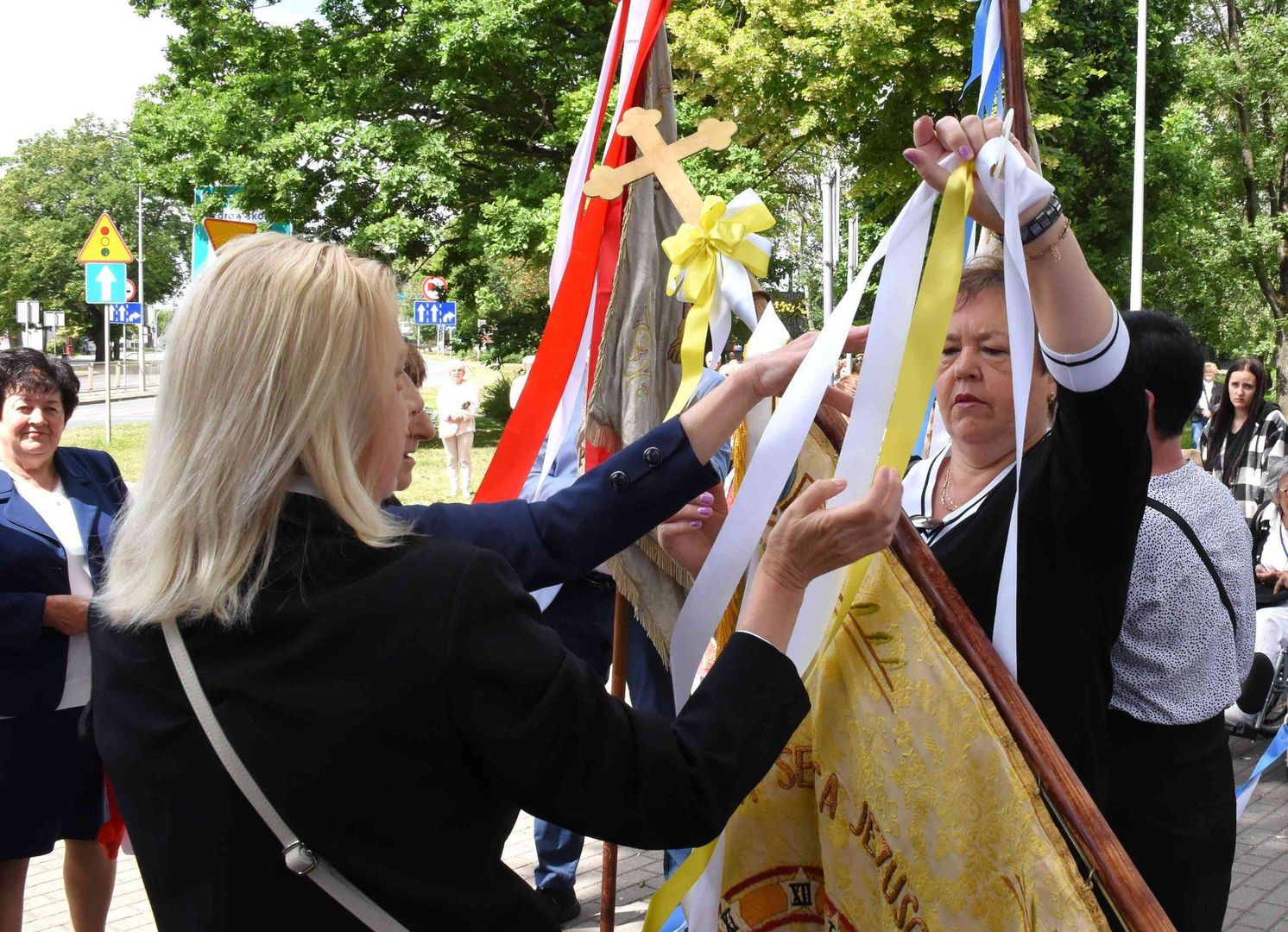 W Inowrocławiu wierni z siedmiu miejscowych parafii uczestniczyli w dużej procesji Bożego Ciała do czterech ołtarzy, od parafii Zwiastowania Najświętszej Matyi Pannie do kościoła garnizonowego. Uroczystości przewodniczył bp Radosław Orchowicz
