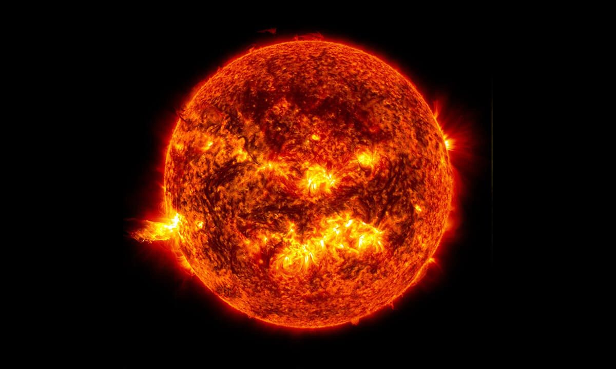 This photo, taken by the Solar Dynamics Observatory belonging to NASA on June 20, 2013, shows the bright light of a solar flare on the left side of the Sun.