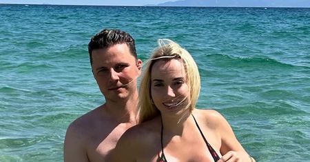 Marianna Schreiber i jej walczące o wolność IMPLANTY brodzą w morzu u boku Piotra Korczarowskiego (FOTO)