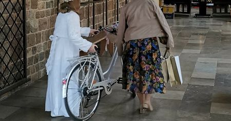 Zaczęła liczyć pieniądze z komunii. "Mam żal do mojej rodziny"