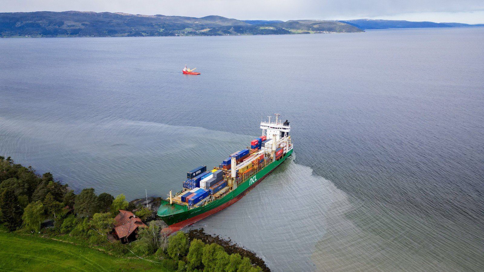 Kontenerowiec uderzył we fiord obok zamieszkanego domu w Norwegii.
