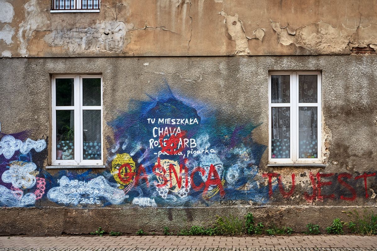 Zniszczony mural upamiętniający pochodzącą z Łodzi pisarkę