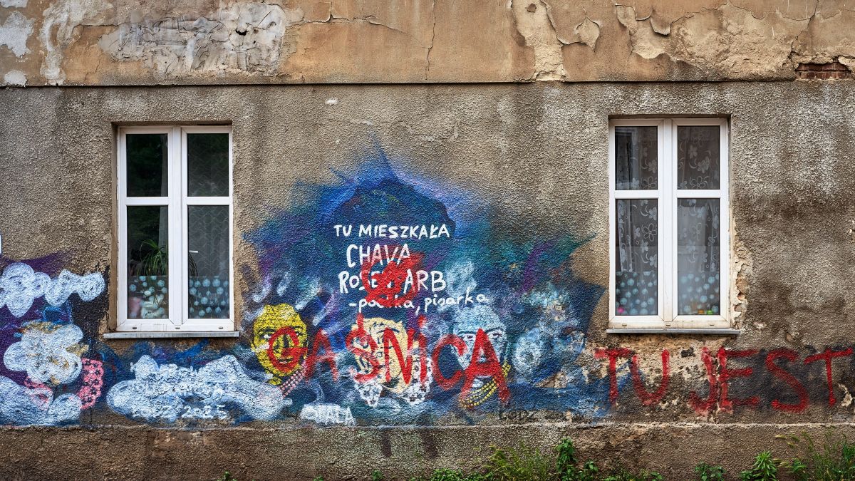 Zniszczony mural upamiętniający pochodzącą z Łodzi pisarkę