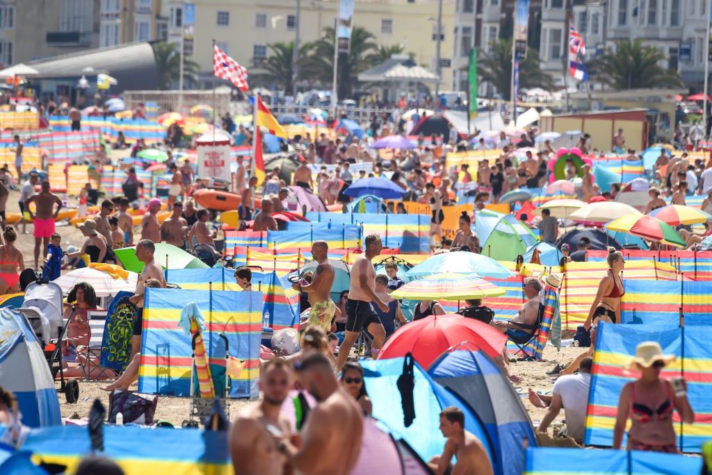 Wakacje 2020. Tłumy turystów na plaży w brytyjskim miasteczku Weymouth