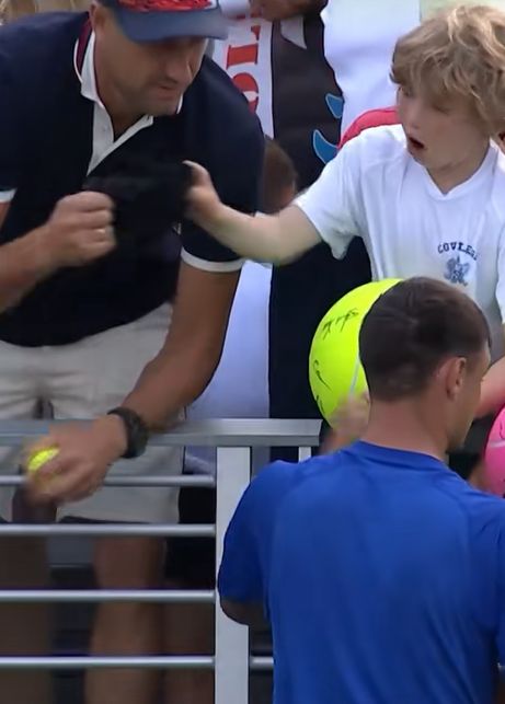 Mężczyzna zabrał dziecku czapkę od Kamila Majchrzaka