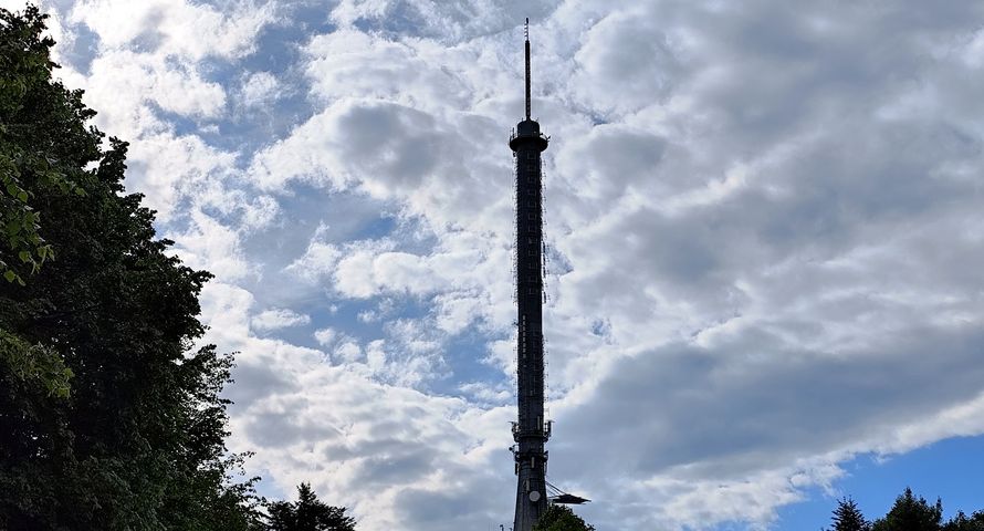 Dwie stacje znikną z telewizji naziemnej. KRRiT szuka następców