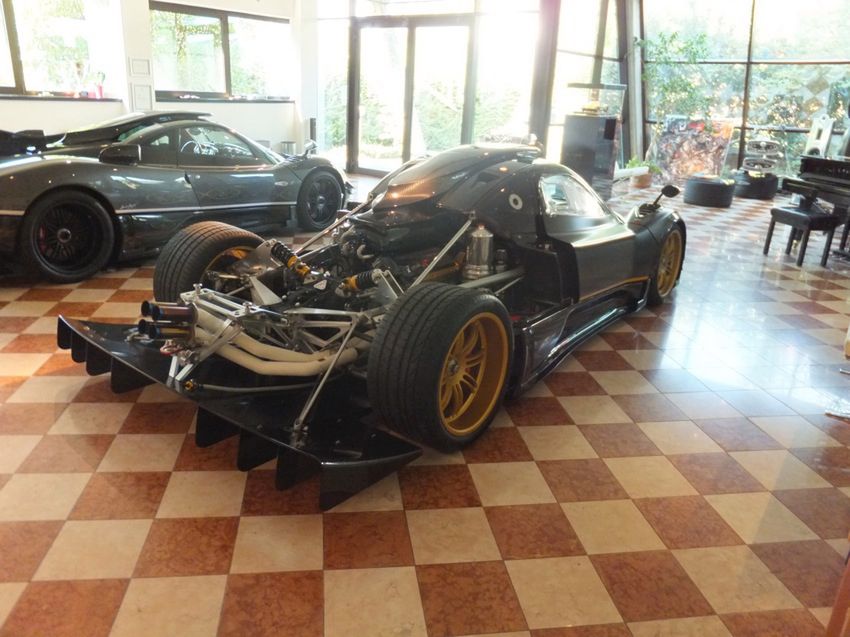 Pagani Zonda 764 Passione (drugi plan) i Zonda R (fot. lotustalk.com)