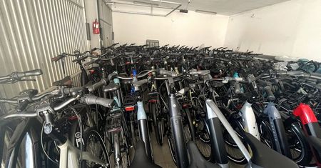 Policjant odzyskali 160 rowerów elektrycznych skradzionych na terenie Unii Europejskiej.