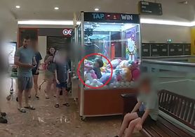 Trzylatek utknął w automacie. Policja opublikowała nagranie