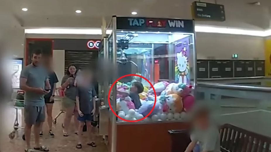 Tej akcji ratunkowej długo nie zapomną. Trzylatek utknął w automacie z zabawkami