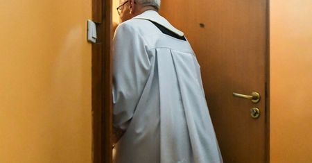 Rozpłakał się po wizycie księdza. "W moje dzieci jakby strzelił piorun"