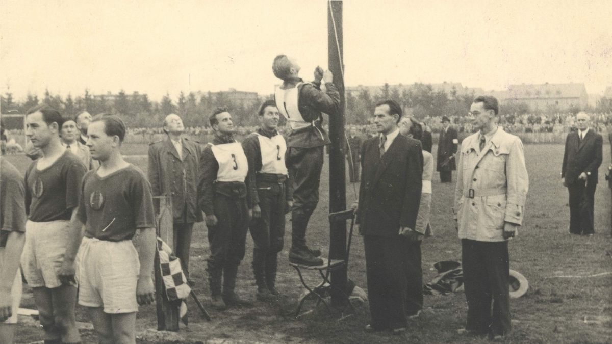 Alfred Smoczyk wciągający sztandar na masz podczas I łańcucha herbowego Ostrowa