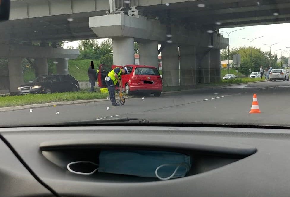 Volkswagen uderzył w filar wiaduktu kolejowego na al. Witosa w Lublinie