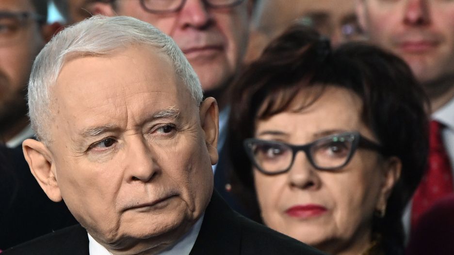 Warszawa, 19.11.2024. Prezes Prawa i Sprawiedliwości Jarosław Kaczyński (L) podczas konferencji prasowej w siedzibie PiS przy ul. Nowogrodzkiej w Warszawie, 19 bm. Dzień wcześniej Państwowa Komisja Wyborcza odrzuciła sprawozdanie finansowe PiS za 2023 rok. (jm) PAP/Radek Pietruszka