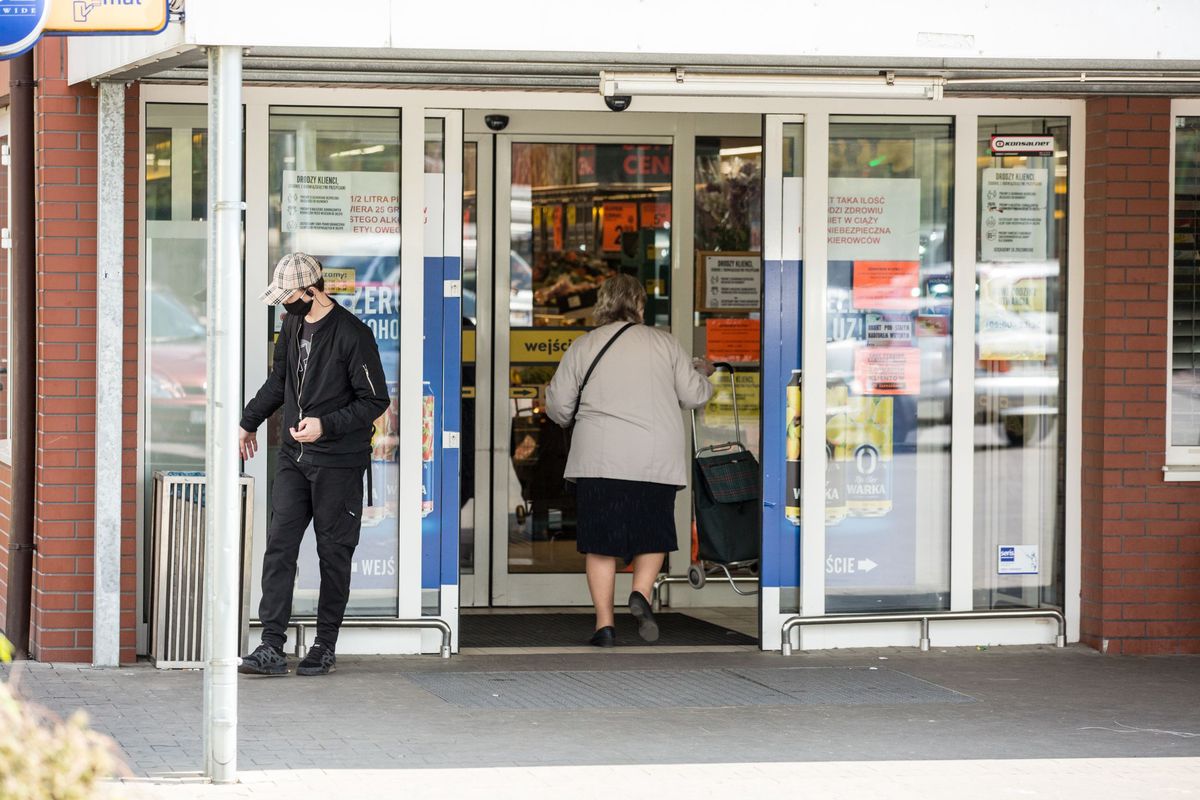 Użytkownicy aplikacji Glovo wytropili, że w ostatni weekend, na tydzień przed wejściem w życie zerowego VAT-u, Biedronka zaczęła podnosić ceny dostępnych produktów 