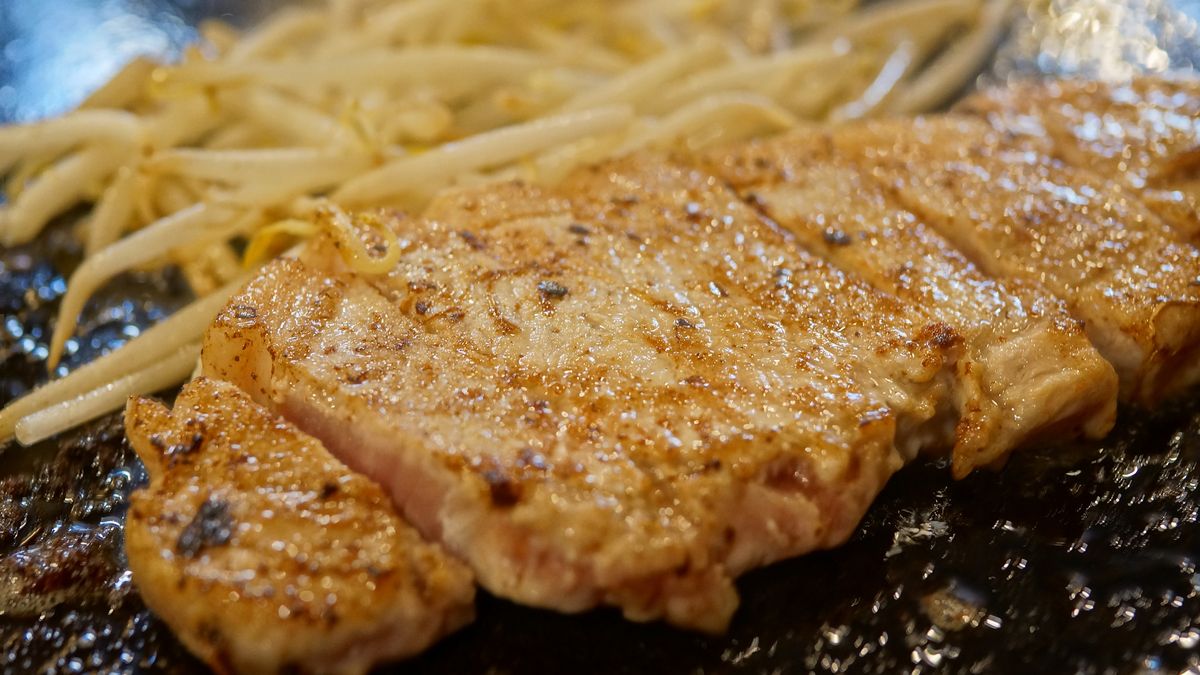 Grillowany udziec wołowy bez kości (mięso i tłuszcz, II klasa mięsa)