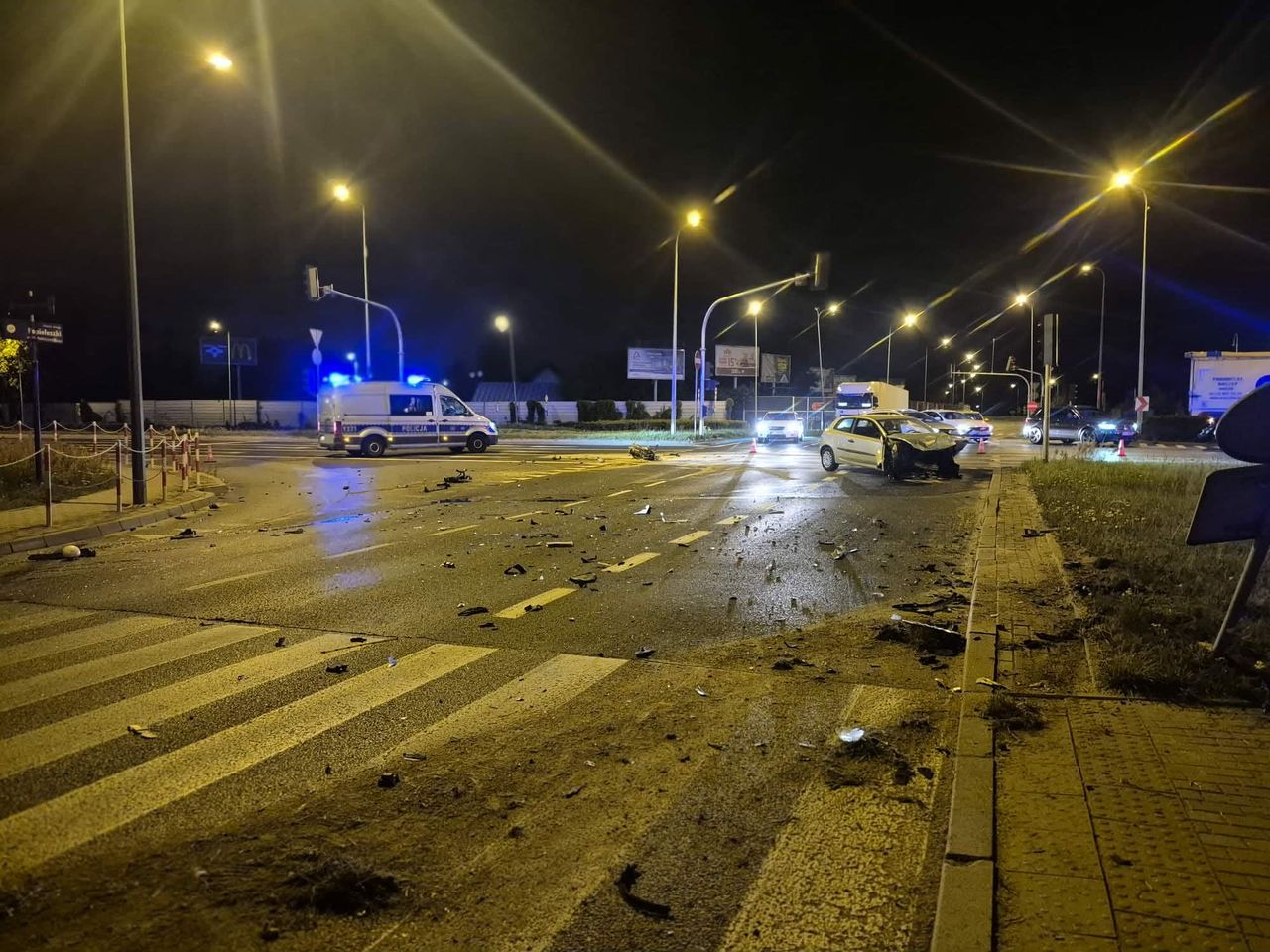 Pięć osób, w tym dwoje dzieci, trafiło do szpitala po zderzeniu na rondzie w Płocku