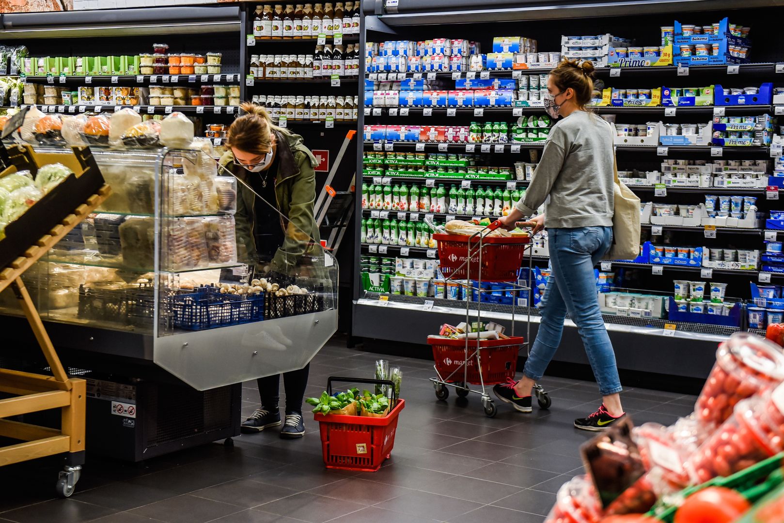 Koronawirus w Polsce. Zakupy w czasie lockdownu: alkohol "na zapas" i niezdrowe przekąski