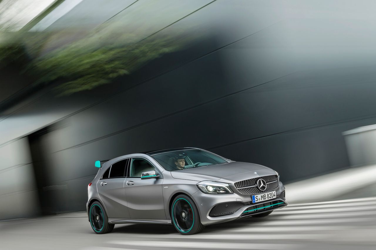 Nowością w gamie Klasy A jest Motorsport Edition, czyli wersja, która uzbraja małego Mercedesa w dodatki stanowiące nawiązanie do bolidów Formuły 1 niemieckiego producenta.