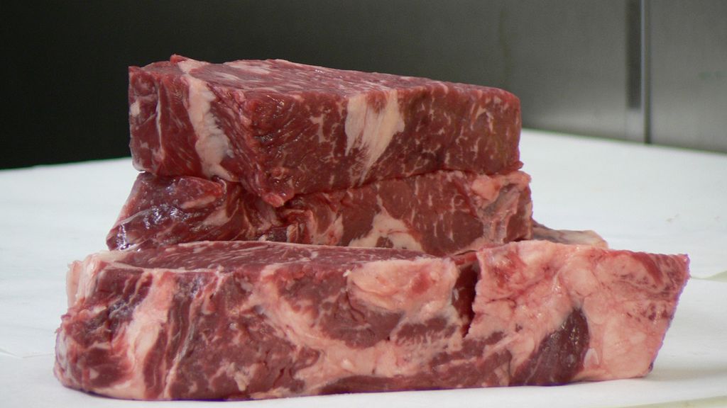 Surowe steki z wołowiny zrazowej górnej bez kości (samo mięso)