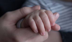 Rodzice maltretowali niemowlę. Przerażający akt oskarżenia w Toruniu