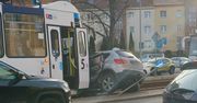 Szczecin: Samochód staranowany przez tramwaj. Wstrzymany ruch na Pogodnie [ZDJĘCIA]