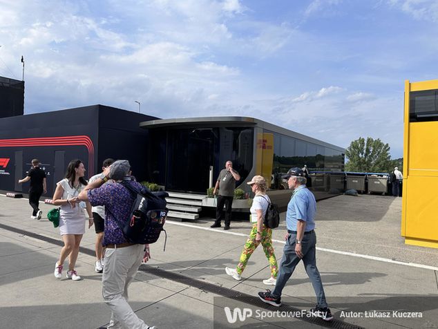 Dom gościnny w padoku zajmowany przez ekipę filmową