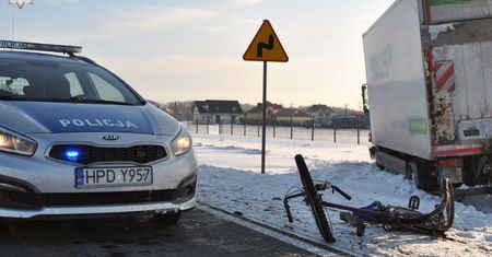Koszmarny wypadek ciężarówki i dostawczaka. Rowerzysta nie miał szans