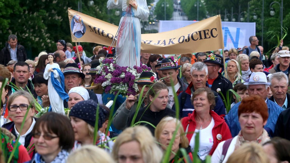 Zielone Swiątki Zesłanie Ducha Świętego to procesje i tradycyjny odpust.