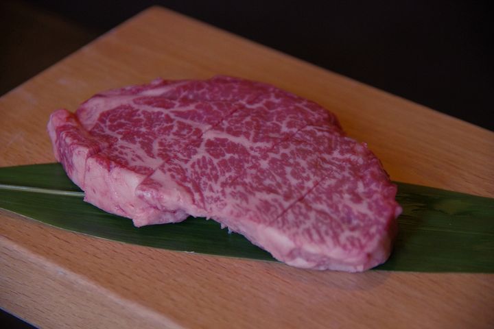 Surowe steki z wołowiny zrazowej górnej bez kości (samo mięso, II klasa mięsa)