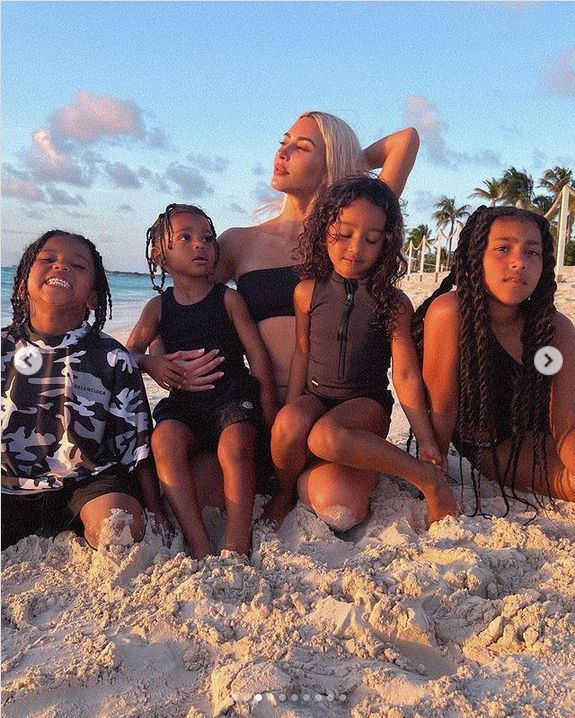 Kim Kardashian szaleje na plaży podczas sesji zdjęciowej z dziećmi